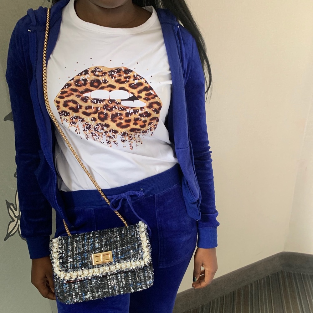 Dripping lip tee shirt 😍🐆🌟